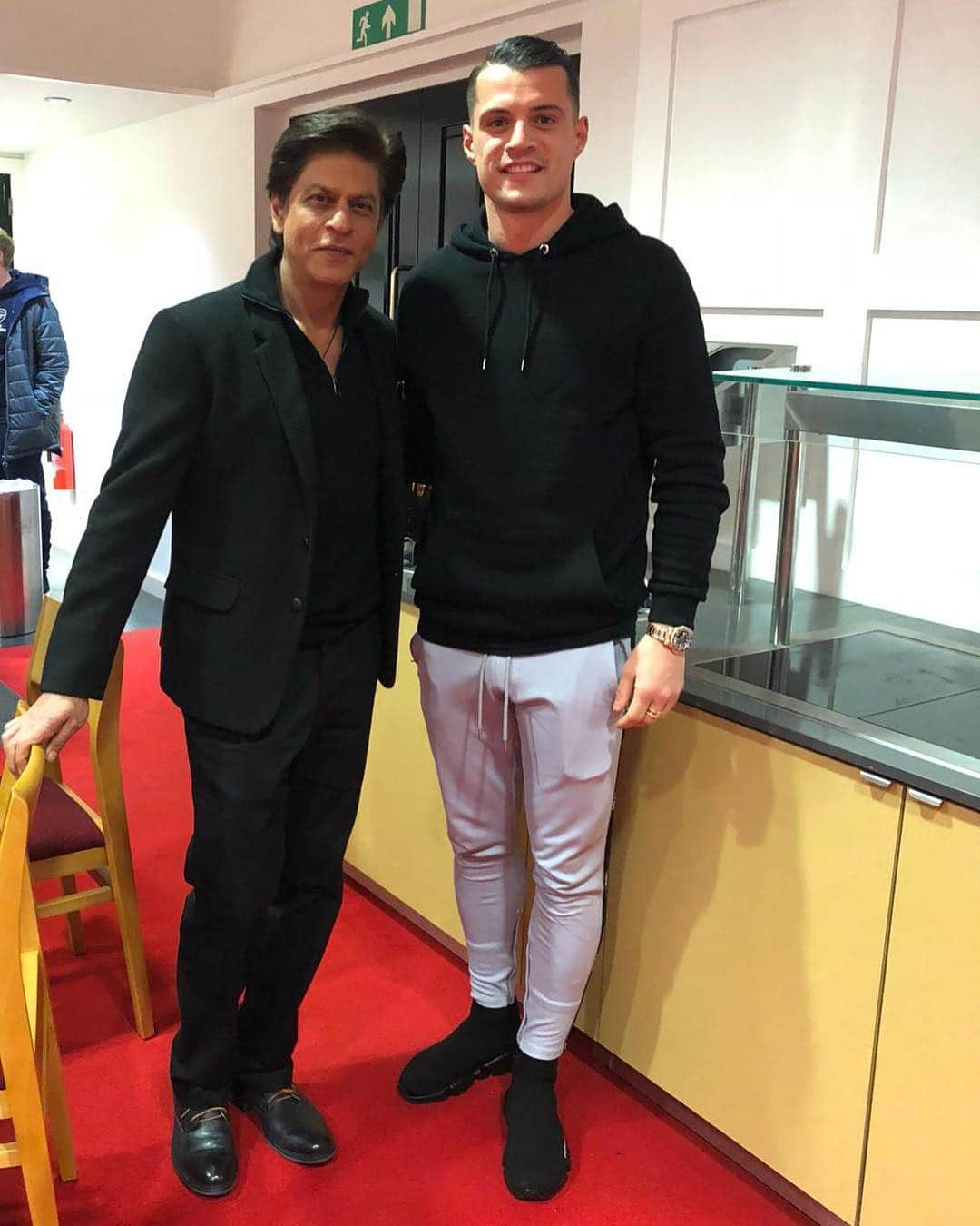 グラニト・ジャカさんのインスタグラム写真 - (グラニト・ジャカInstagram)「I love watching @iamsrk perform and I hope he enjoyed the performance @arsenal put on last night 🎬 An honour for me to finally meet one of my favourite actors 🌟 and for real this time 😆🙏🏻」4月2日 16時02分 - granitxhaka