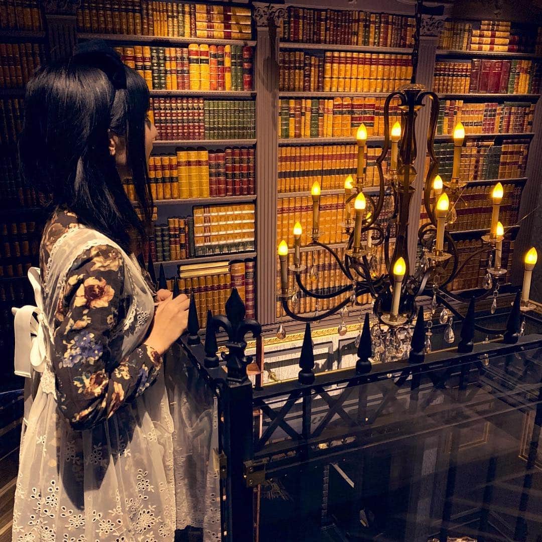 渚さんのインスタグラム写真 - (渚Instagram)「念願のCHAMBER OF RAVENに行く事が出来ました😭✨ 理想が詰まったインテリアにウットリ…❤️細部まで全く手を抜かずに作り上げた店内はまさに芸術でした。 ずっと此処に暮らしていたい…  また異世界に迷い込みに行きたいです！！ お誘い頂き感謝🙏💕💕 https://www.raven2015.com/  #_cor #chamberofraven #cafe #gothic #goth #classic」4月2日 16時13分 - nagi731