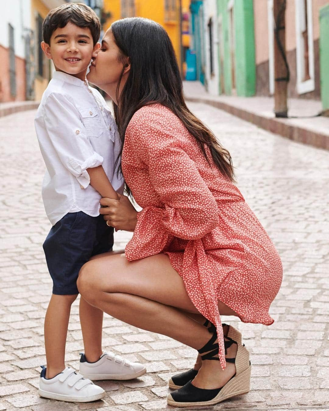 H&Mさんのインスタグラム写真 - (H&MInstagram)「A micro flower jumpsuit or graphic floral dress — what’s your pick? @crisurena and her (super cute!) son Liam bring the good spring vibes. 🌸💕 #HM  Viscose playsuit: 0774997001 Sandals: 0556677013」4月2日 16時13分 - hm