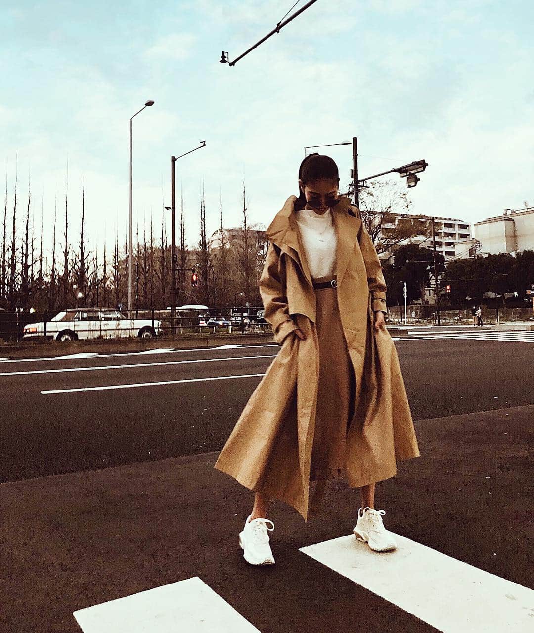 佐藤あずみのインスタグラム：「なんだかクルクルまわりたくなっちゃう、おnewのトレンチコート❤︎ . クルクルルンルンお出かけday❤︎ 動きがいつも以上にオーバーになっちゃう💃 . @fluffy_girl_official . #ootd #fashion #coordinate #code #trenchcoat #sneakers #skirt #japan #japanesegirl #私服 #コーデ」
