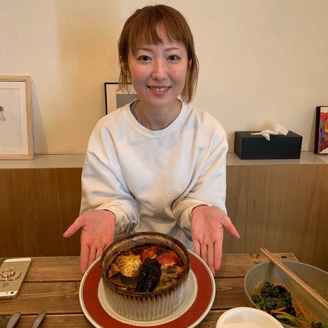 Rihwaさんのインスタグラム写真 - (RihwaInstagram)「ふぁ〜moumoonのYUKAさんと念願の焼きカレー食べれて幸せいっぱい！💞🌸☺️ リンクする事も沢山あって、永遠と話していられると思った。☺️w YUKAさんありがとうございます！！！！なんて素敵な四月の始まりっ！🌸🌸🌸 #Rihwa #moumoon #YUKA #lunch #curry #カレー好き #焼きカレー #美味しい #love #singer #vocals #link #chill #chat #talk #friends #お友達 #素敵な人 #かわいい #美しい」4月2日 16時09分 - rihwa_official