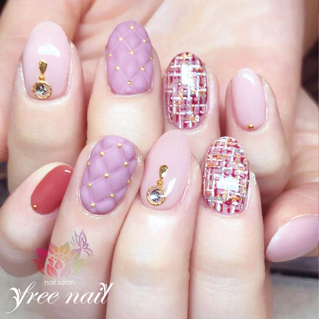free nail フリーネイルのインスタグラム：「. お客様ネイル💅🏻👒✨ . マットキルティング&ツイードネイル💗✨ . 春のファッションネイル💗☺️✨ . ご来店ありがとうございました🙇🏻‍♀️🙇🏻‍♀️🙇🏻‍♀️💗 . #ネイル #フリーネイル #ネイルアート #ジェルネイル #ネイルサロン #大阪ネイルサロン #ネイルデザイン #ネイルチェンジ #キルティングネイル #マットネイル #ツイードネイル #ファッションネイル #ピンクネイル #パープルネイル #デザインネイル #トレンドネイル #ガーリーネイル #おしゃれネイル #春ネイル #スプリングネイル #美甲 #日式美甲 #springnails #nailsart #nailsalon #nailsdid #newnails #newnail #freenail」