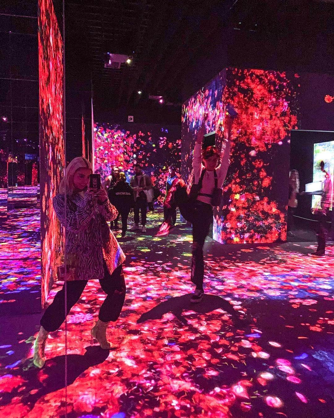 植野有砂さんのインスタグラム写真 - (植野有砂Instagram)「Real life Rapunzel situation 😍❤️またまた @teamlab_news 行ってきた🧚‍♂️今回はボーダレス！ @teamlab_borderless 何度も言うけど本当に住みたい。笑 ライトのお部屋も大好きだけどこのラプンツェルのお部屋(勝手に名付けた)やばすぎ😭🙏🏻❤️❤️❤️幸せ💕 #teamlabborderless #teamlab」4月2日 16時17分 - alisaueno