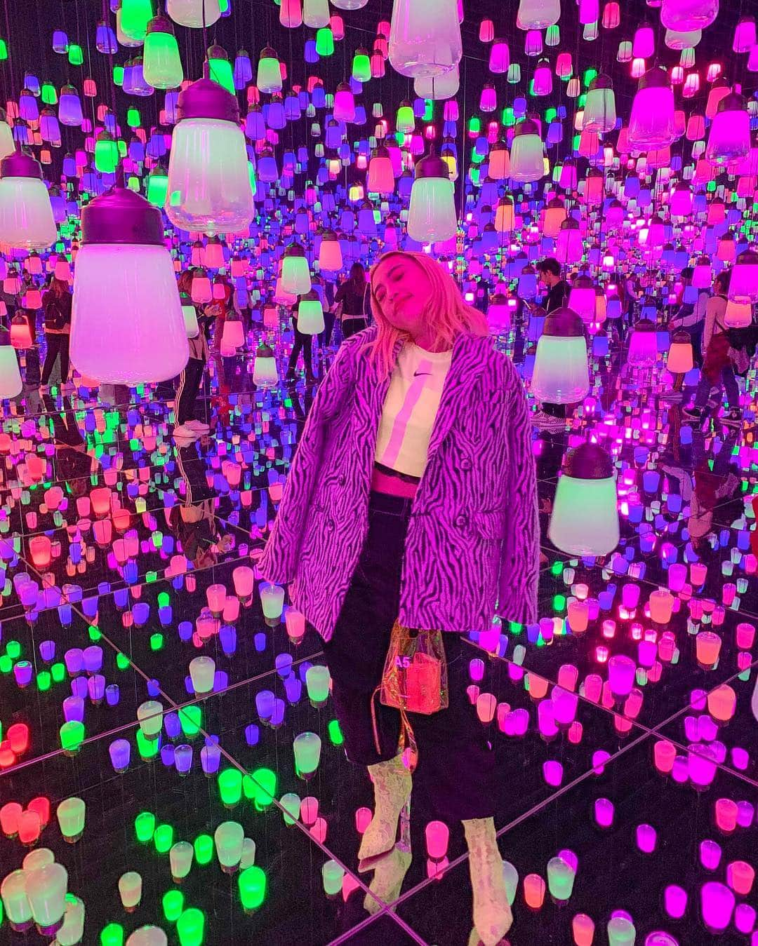 植野有砂さんのインスタグラム写真 - (植野有砂Instagram)「Real life Rapunzel situation 😍❤️またまた @teamlab_news 行ってきた🧚‍♂️今回はボーダレス！ @teamlab_borderless 何度も言うけど本当に住みたい。笑 ライトのお部屋も大好きだけどこのラプンツェルのお部屋(勝手に名付けた)やばすぎ😭🙏🏻❤️❤️❤️幸せ💕 #teamlabborderless #teamlab」4月2日 16時17分 - alisaueno