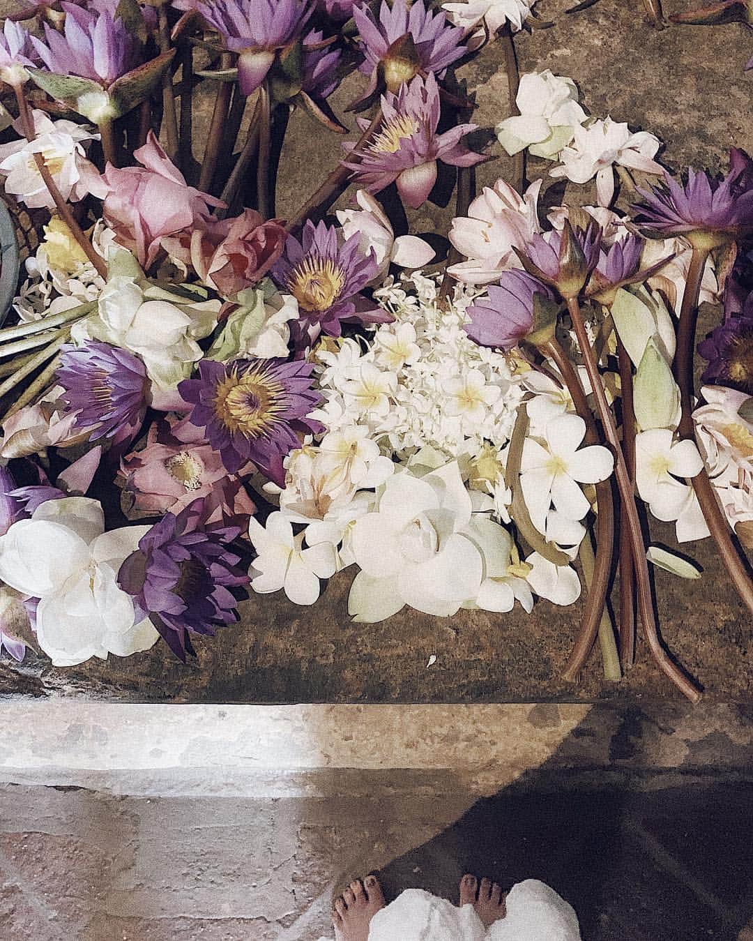Manamiのインスタグラム：「🌸🌼💐🙏🏽🌷🌺💐 スリランカではみんなたーーーくさんお祈りしてた🙏🏽✨ 大きなお寺でも、小さな神棚みたいなものにも。 ドライバーのおじちゃんも、車から降りて何度もしてた🙏🏽 ㅤ スリランカでは満月の日は"ポヤデー"と呼ばれ、祝日🌝 ポヤデーはみんな白い服を着て、 寺院に行ってお祈りをするそう🙏🏽 世界遺産のダンブッラ石窟寺院と仏歯寺に行く日と そのポヤデーがたまたま被ったので 私たちも白い服で🙏🏽🦷🌕 たくさんのお花が供えてありました💐🌸🌺 ㅤ 次の日は宇宙元旦も被って、 今考えてもなんだか凄い日だった🌝💦✨」