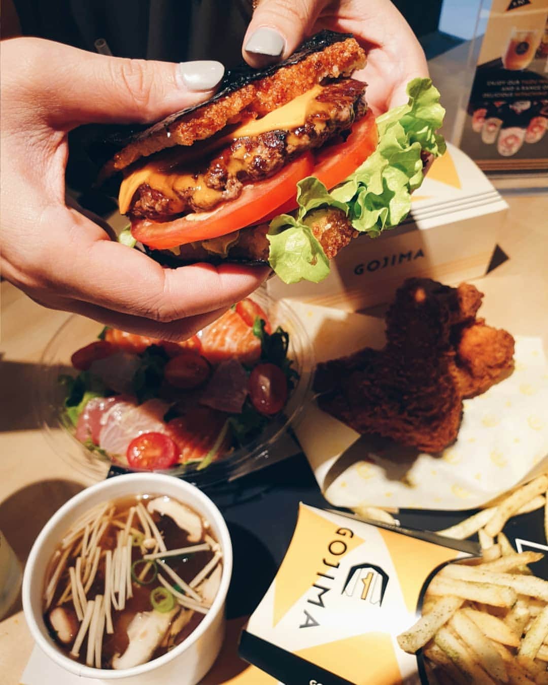 Erinaさんのインスタグラム写真 - (ErinaInstagram)「. New gojima opened at @marketcity on the top floor 🍔🍔. . My favorite rice cheese burger and aonori chips are 😍👌. . #sydneyfoodies #sydney #sydneyeats #sydneyfood #buger #japanese #シドニー#オーストラリア #メルボルン #バーガー」4月2日 16時29分 - eliseaki