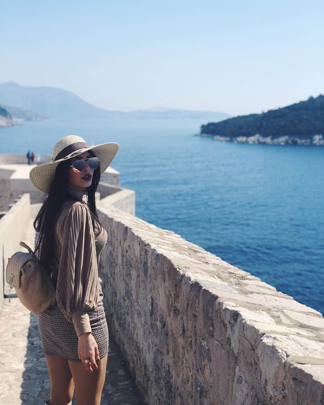 sananasのインスタグラム：「Good morning from this amazing Old City ✨Bonne journée à tous 💚 . #Dubrovnik #Croatie #Croatia #UrbanDecayxGameOfThrones #ForTheThrone #Got #GameOfThrones」