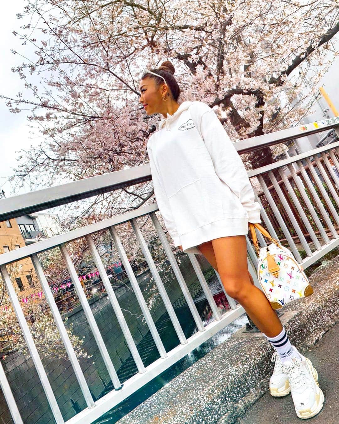 のインスタグラム：「white🐇 Hoodie looks yummy!!!😋🍦 #ootd #outfit #street #fashion #code #streetfashion #streetstyle #ysl #saintlaurent #mfc_store #mfcstore #louisvuitton #lv #takashimurakami #murakamitakashi #takashipom #lvmulticolor #lvmonogram #lvbag  #lvspeedy #louisvuittonspeedy #lvspeedyban30 #lvspeedy30 #suxsox #balenciaga #triples #balenciagatriples #kogenatsu #焦げNATSU #こげなつ」