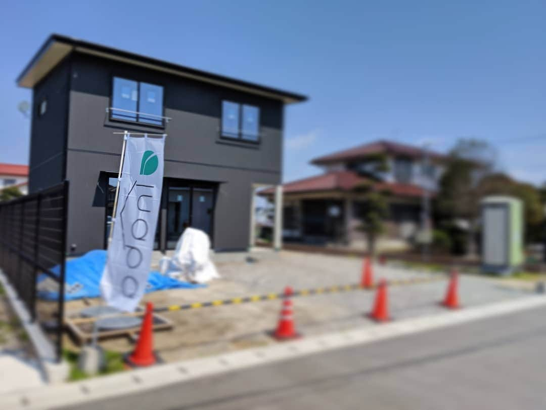 有限会社 稲葉製材住宅さんのインスタグラム写真 - (有限会社 稲葉製材住宅Instagram)「どーも、今村です🙄 土間のある家完成間近です⭐ 足場も解け、外観が見えました！ 内装工事真っ最中で、外構へと移っていきます👷 予約制ですが見学会も予定しています🚩 完成が楽しみです🐥  #新築#完成間近#内装工事#もうすぐ完成#土間のある家#かっこいい#シンプル#ナチュラル#モダン#家#家づくり#マイホーム#工事#外観#2階建て#暮らし#日々#暮らしやすい家#使いやすい家#工務店#熊本#玉名#山鹿#荒尾#稲葉製材住宅#イナバ」4月2日 16時35分 - inaba_home