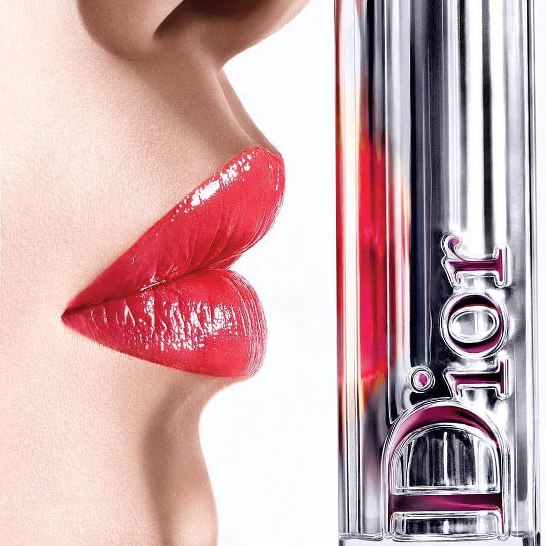 のインスタグラム：「673 Diorcharm: A charming pink coral that dresses your lips to shine for any occasion! Makeup by @peterphilipsmakeup, Creative and Image Director of Dior Makeup. Photo by @richardburbridge • DIOR ADDICT STELLAR SHINE 673 Diorcharm • #diormakeup #dioraddict #bediorbepink #dioraddictstellarshine @diormakeup」