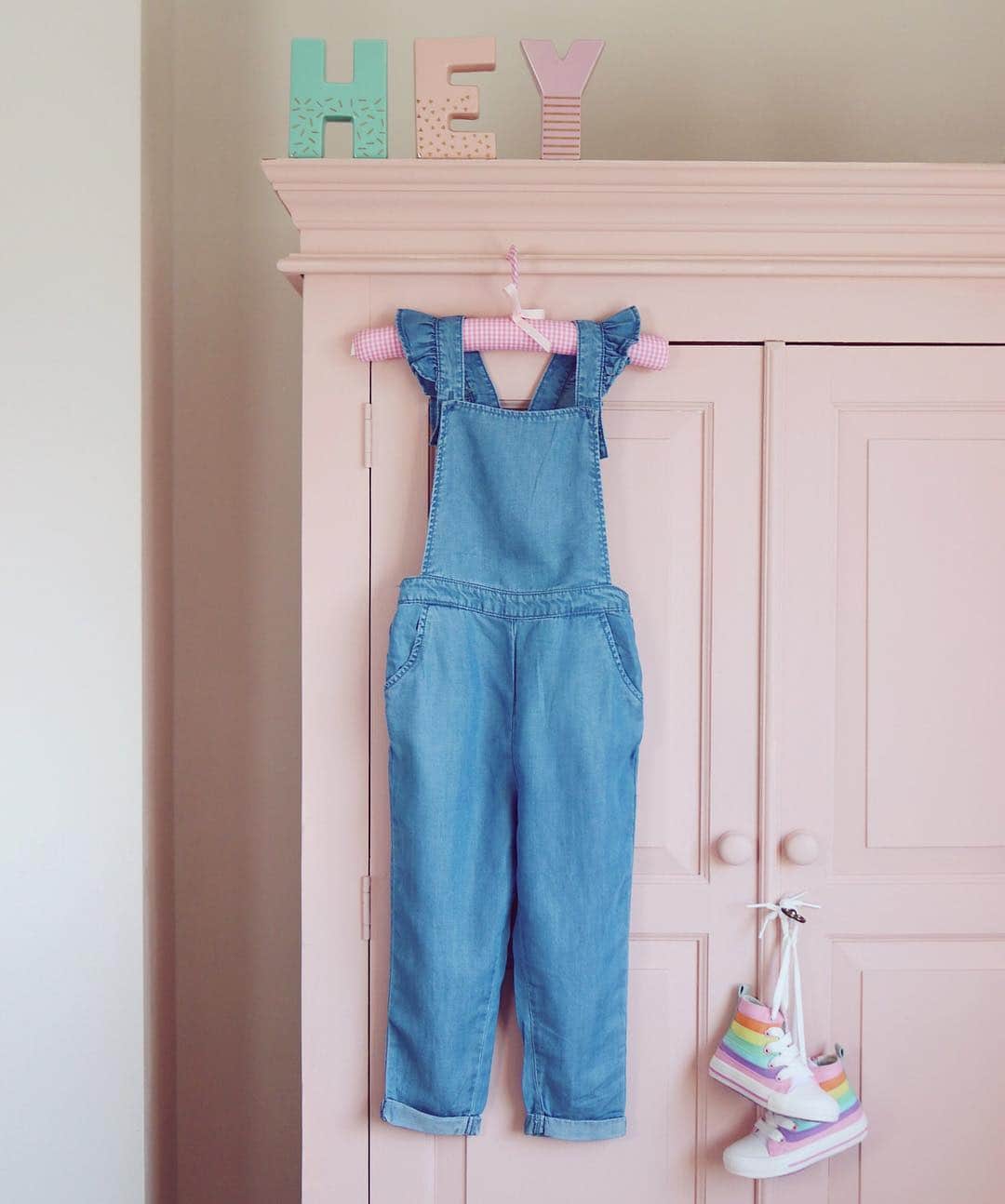 Nextさんのインスタグラム写真 - (NextInstagram)「Picnic in the park ✔️Play date ✔️ Beach day ✔️ Meet the must-have kids jumpsuit that's MADE for spring! ✨ @charlottejacklin. 🔍 Jumpsuit: 310824 Vases: 303828 Shoes: 605930. #jumpsuit #denim #spring #springfashion #kidsfashion #kidstyle #kidswear #nextkids #cute #outfitinspo #outfit #easter」4月2日 16時49分 - nextofficial