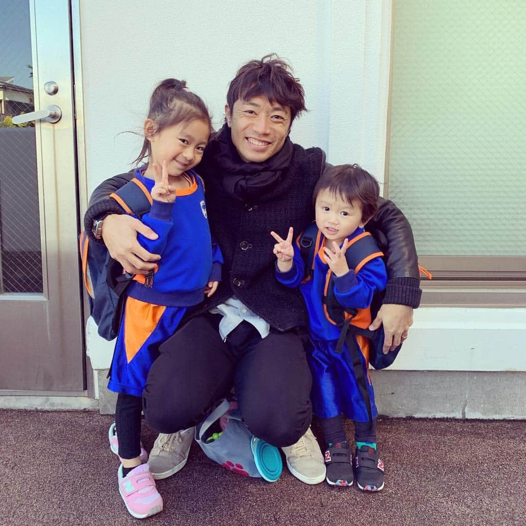 梅崎司さんのインスタグラム写真 - (梅崎司Instagram)「今日の一コマ。息子も姉と同じ幼稚園に行き出しました！ 子供たちの成長は早いね〜😆」4月2日 16時48分 - umeman7