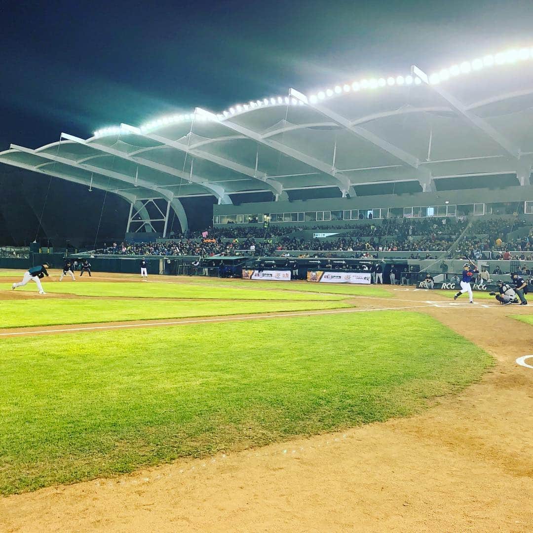 のインスタグラム：「今日はメキシコ🇲🇽きて初めてのナイターの試合でした！！ ナイターは日本と比べてやはり少し暗い感じがしました。 移動も1時間ある為、部屋に戻れたのが夜中の1時30分でした😴 疲れました😩  #メキシコ #メキシカンリーグ #lmb #初ナイター #暗い」