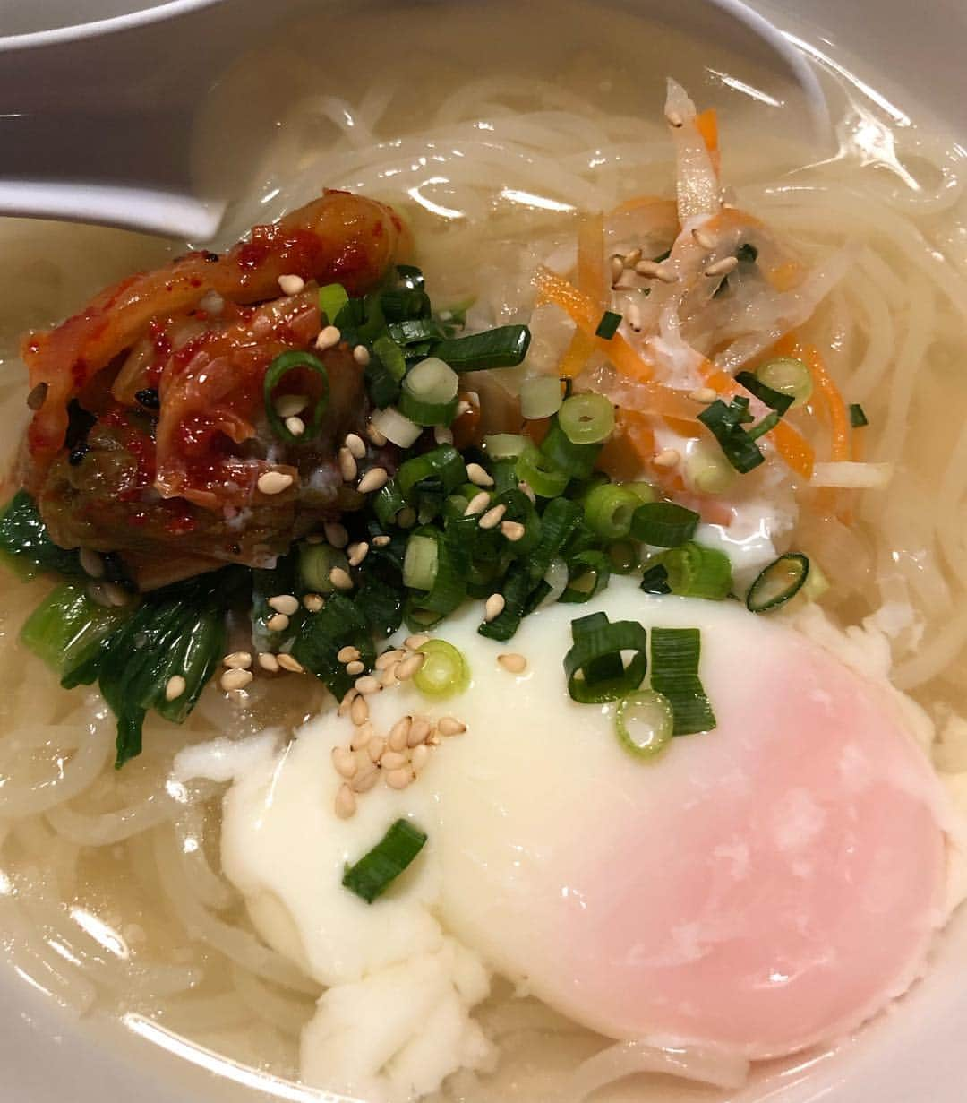 甘糟記子さんのインスタグラム写真 - (甘糟記子Instagram)「昨日の夕飯はたけさん亭へ！！ いや〜！ここめっちゃ美味しかった！！ お店の方もすごく丁寧で、中も席の作りがゆったりしてて良い！！ お肉も2枚目の写真の下のハラミで1600円くらい。 もちろん全部石垣牛！！ そして何より机に置いてある味噌ダレがめっちゃ美味しかった〜！！ 子供たちもたくさん食べてたよ(๑˃̵ᴗ˂̵) あと何がいいって、沖縄らしい海ぶどうや、島らっきょとかもあって美味しかった！！ 姫は島豚のカルビ700円がお気に入りで、これはタレ無しでそのままでも凄く美味しかったです(≧∀≦) また絶対来たいな〜！！ #たけさん亭#石垣島#焼肉#石垣牛#沖縄#夕飯#家族旅行#旅行#子連れ旅#春休み#ishigaki #japan #炭火焼肉たけさん亭」4月2日 16時49分 - norihey924