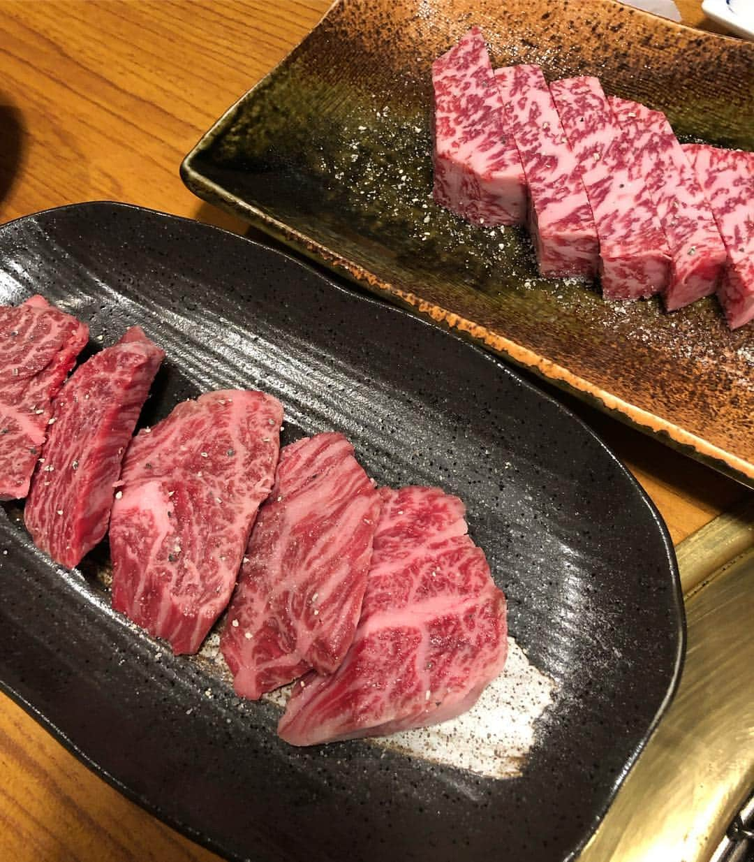 甘糟記子さんのインスタグラム写真 - (甘糟記子Instagram)「昨日の夕飯はたけさん亭へ！！ いや〜！ここめっちゃ美味しかった！！ お店の方もすごく丁寧で、中も席の作りがゆったりしてて良い！！ お肉も2枚目の写真の下のハラミで1600円くらい。 もちろん全部石垣牛！！ そして何より机に置いてある味噌ダレがめっちゃ美味しかった〜！！ 子供たちもたくさん食べてたよ(๑˃̵ᴗ˂̵) あと何がいいって、沖縄らしい海ぶどうや、島らっきょとかもあって美味しかった！！ 姫は島豚のカルビ700円がお気に入りで、これはタレ無しでそのままでも凄く美味しかったです(≧∀≦) また絶対来たいな〜！！ #たけさん亭#石垣島#焼肉#石垣牛#沖縄#夕飯#家族旅行#旅行#子連れ旅#春休み#ishigaki #japan #炭火焼肉たけさん亭」4月2日 16時49分 - norihey924