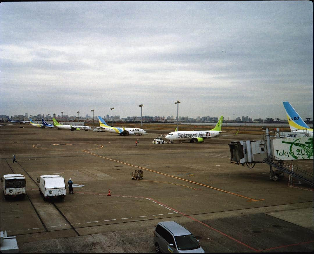 田島貴男さんのインスタグラム写真 - (田島貴男Instagram)「空港にて #旅の風景 #フィルムカメラ #makina67 #lomography100  #portra400」4月2日 16時53分 - tajimatakao