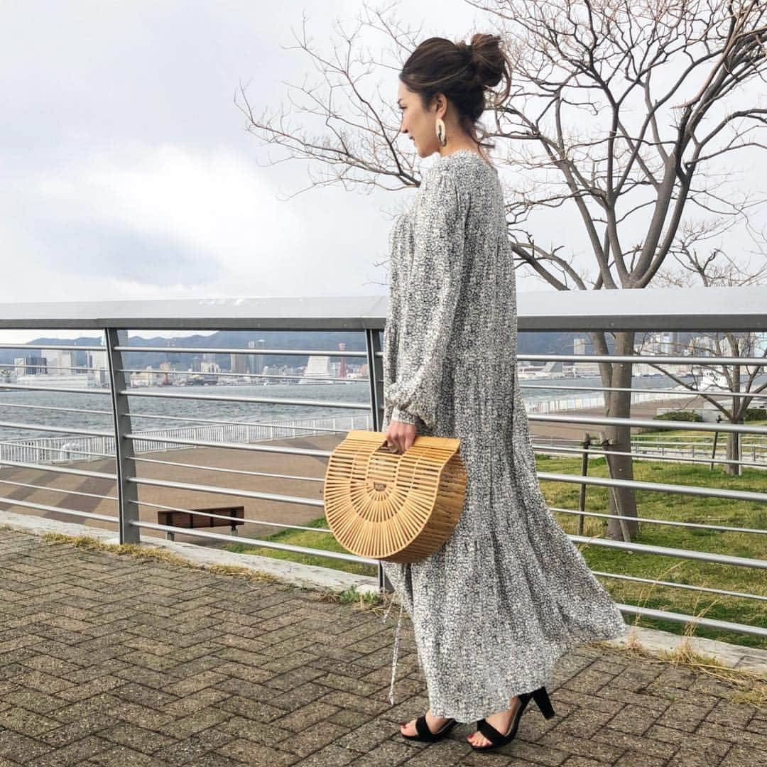 HandmadeLaboさんのインスタグラム写真 - (HandmadeLaboInstagram)「小さな花柄のふんわりシルエットが可愛いワンピースは  @storynine_jp  のもの👗💕 昔からこんなゆったりシルエットのワンピに弱いです🙈 . . op#storynine bag#donoban . . #fashiongram #ママコーデ#ootd_kob #mineby3mootd #プチプラコーデ #カゴバッグ#韓国ファッション#プチプラコーデ #マキシワンピース#リネンワンピース #春コーデ#花柄ワンピース#ロングワンピース」4月2日 16時54分 - ameri812