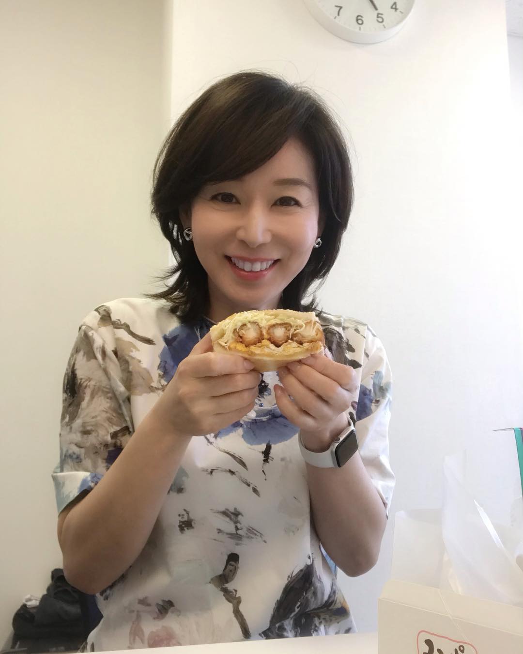 伊藤聡子さんのインスタグラム写真 - (伊藤聡子Instagram)「新元号「令和」は綺麗な響きで好きです😊 アップ♪の衣装は爽やかなブルーの花柄ワンピースでした😄 休憩中に「コンパル」の海老フライサンドをいただきました❤️大好きな名古屋グルメの１つです😘 #メーテレアップ #令和#スキャパ#コンパル#海老フライサンド#伊藤聡子」4月2日 16時55分 - satokoito73