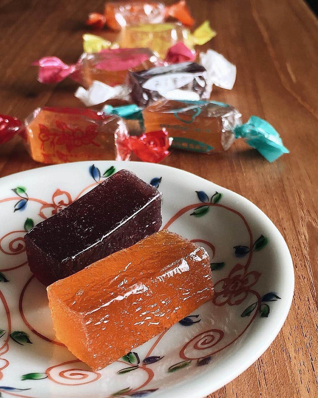 ?長野県 観光 公式インスタグラム さんのインスタグラム写真 - (?長野県 観光 公式インスタグラム Instagram)「//﻿ Photo by @kayon33m﻿ ﻿ Misuzu-ame—Nagano’s longstanding treats﻿ (Ueda City)﻿ ﻿ Mizusu-ame is known as one of Nagano’s most excellent sweets.﻿ ﻿ It goes all the way back to the end of the Meiji Period, when it was first created in Ueda.﻿ ﻿ It has long been loved by locals for its delicious, jam-like flavor and transparent, jewel-like appearance. ﻿ ﻿ ===========﻿ ﻿ 歴史ある長野銘菓﻿ 「みすゞ飴」﻿ ＠上田市﻿ ﻿ 長野銘菓と知られる「みすゞ飴」🍬﻿ ﻿ その歴史は古く明治末に﻿ 信州上田で生まれました✨﻿ ﻿ 濃厚なジャムのような美味しさと﻿ 透明感のある美しい見た目から﻿ いまでも愛されている長野の味です😋﻿ ﻿ ＿＿＿＿＿＿＿＿＿ ﻿ ﻿ Location / Ueda City , Nagano, Japan ﻿ ﻿ #長野のいいところ #みすゞ飴 #上田市﻿ ﻿」4月2日 17時06分 - nagano_japan