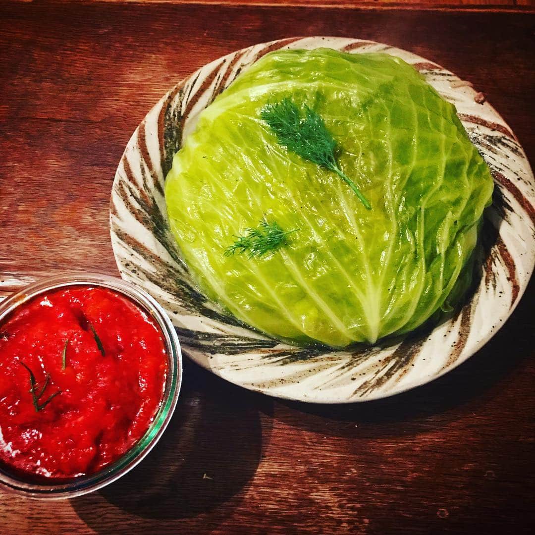 のインスタグラム：「我が家では ロールキャベツは 丸ごとキャベツが基本です。  単なる横着ですが。。笑 味は美味いので子等は騙しきれているかと。  #ロールキャベツ #食卓」