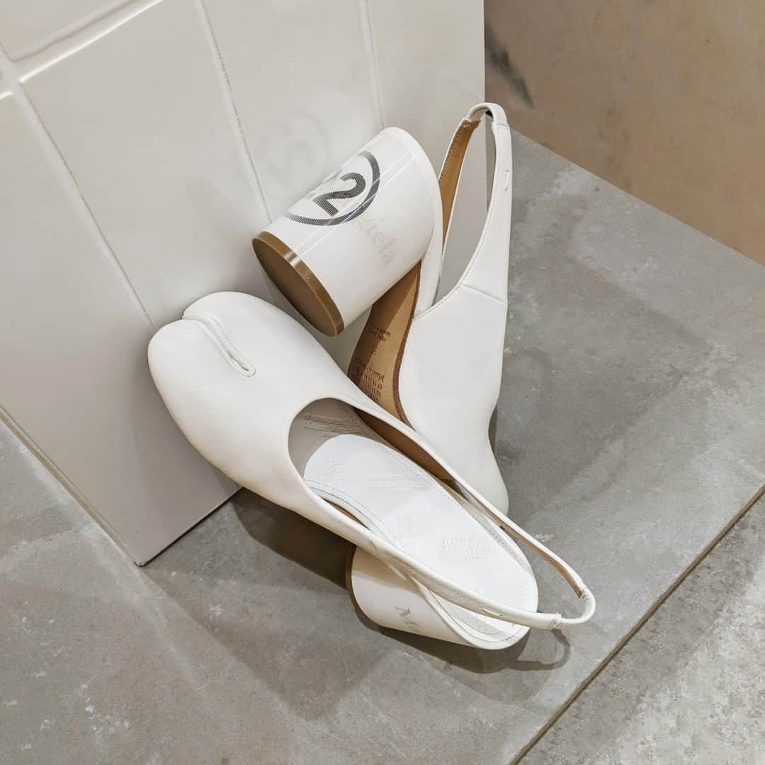 セルフリッジズさんのインスタグラム写真 - (セルフリッジズInstagram)「We posted this iconic design last week and divided the internet. Thoughts on the white, holographic version? | @MaisonMargiela Tabi Slingbacks, available in #SelfridgesLondon Shoe Galleries on 2 . . . #MaisonMargiela #Shoes #Footwear #ShoesOfInstagram #Fashion」4月2日 17時00分 - theofficialselfridges