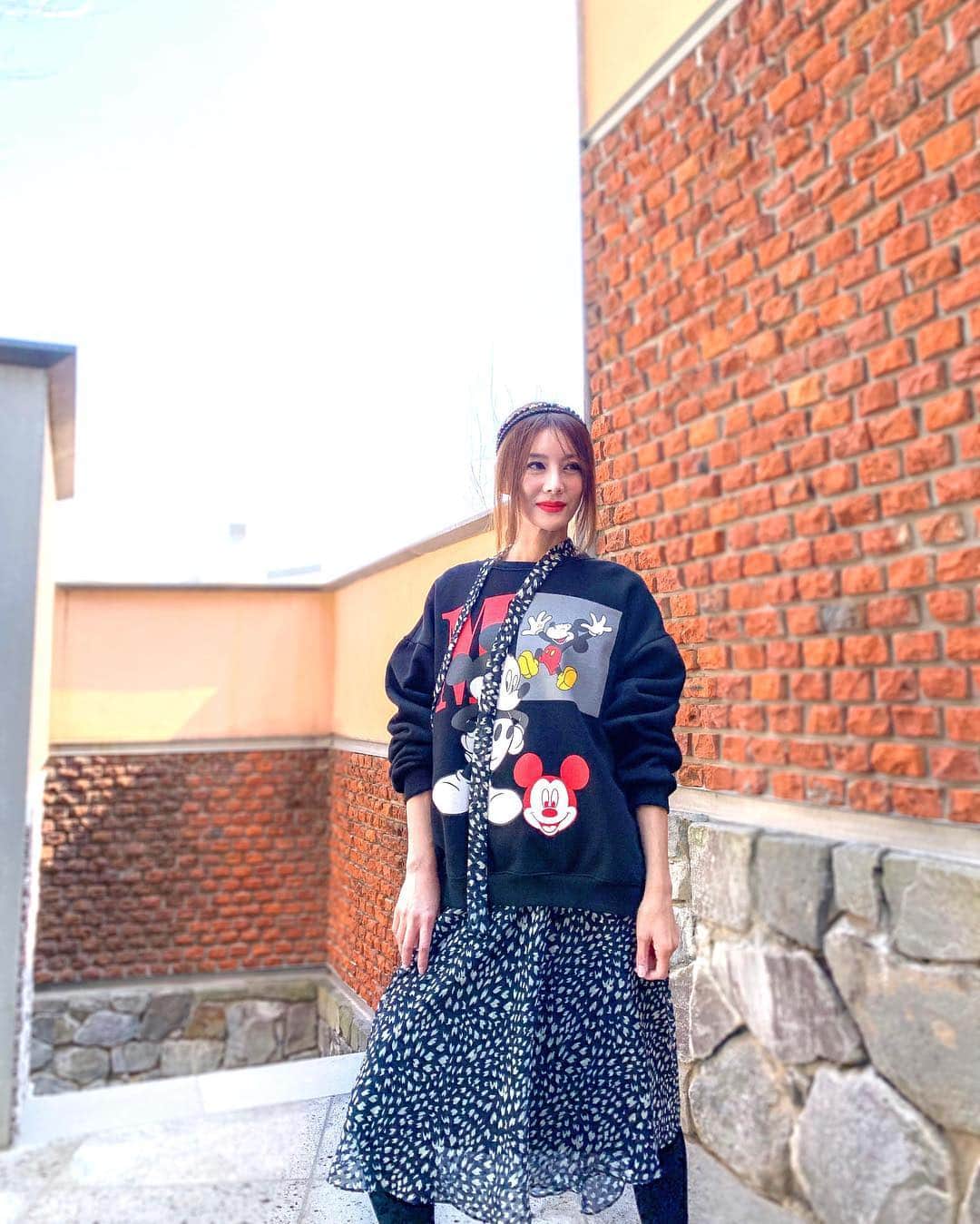 이미아 Mia Lee 李 美兒さんのインスタグラム写真 - (이미아 Mia Lee 李 美兒Instagram)「For us, there is no place like home.  we don't have to pretend someone as a work, relation, and society.  주말에 봄 맞이 대 청소🏡🧹 아직 춥지만 밍크 기모 레깅스만 있으면 샤랄라~~ 화이팅! 입니다.」4月2日 17時03分 - mia_personality