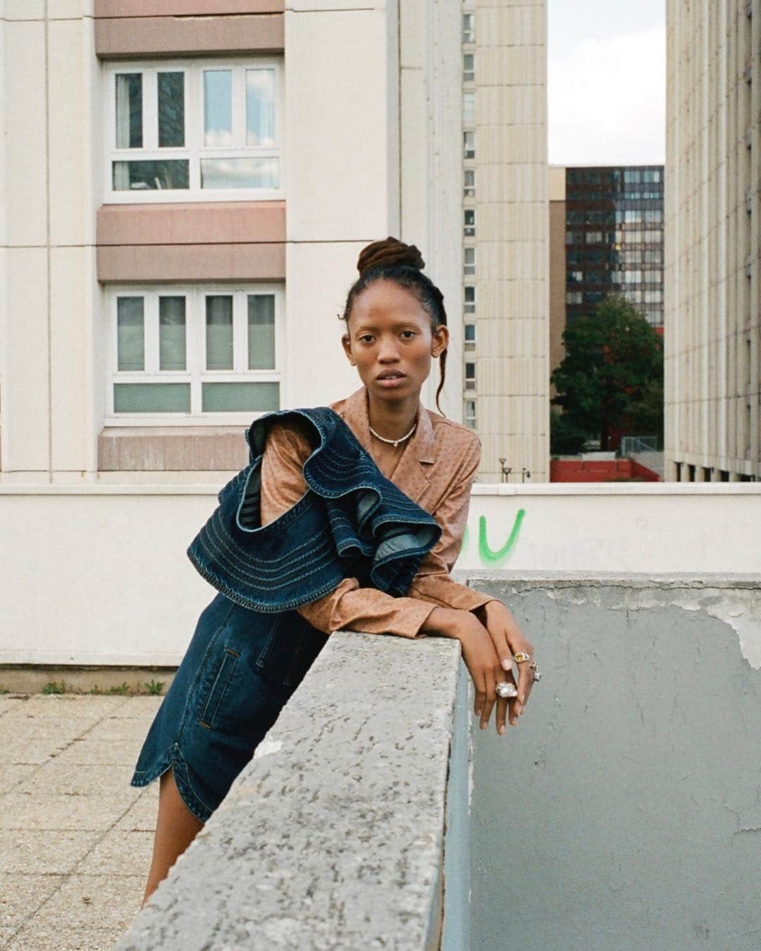 SELF PORTRAITさんのインスタグラム写真 - (SELF PORTRAITInstagram)「@adesuwa in our self-portrait X LEE jeans’s FRILL MINI DRESS as seen in @anothermagazine  Photo by @maxfarago」4月2日 17時15分 - mrselfportrait