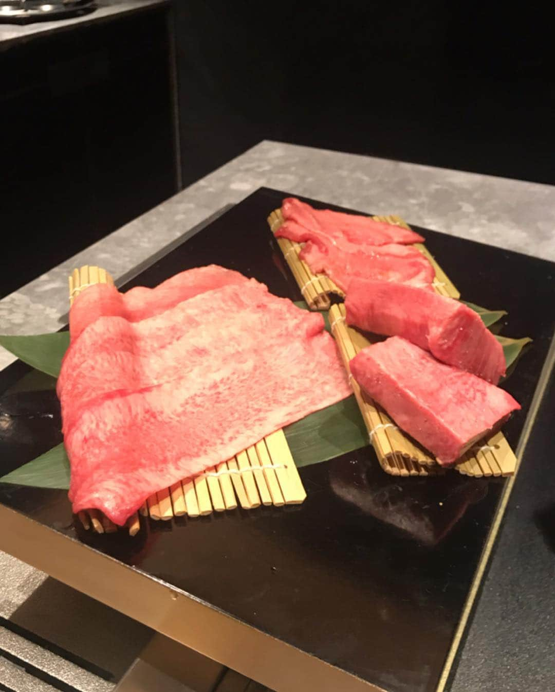 福山唯さんのインスタグラム写真 - (福山唯Instagram)「焼肉dinner❤️ . .  先日、新しくオープンした 西麻布の『TEN』へ行ってきました✨✨ . .  お肉マイスター @meat_meister_tanabe_shintaro 氏プロデュースのお店です❣️ 最初のスープ、前菜からデザートまで本当に 見て感動🥺❣️ 食べて感動🥺❣️ の連続でした♡♡ どのお肉も焼き加減も、食べ方も絶妙で最高😋✨ . .  お肉の宝箱も、目の前で引いてくださるごま油も、液体窒素で作ってくださるジェラートも本当に美味しくて楽しかったよ🎵 . . ストライプのトップスは @romile_official です♡ . .  #yakiniku #nishiazabu #x #ten #gourmet #dinner  #membersonly #truffle #romile #coordinate #お肉 #焼肉 #西麻布 #会員制 #紹介制 #但馬玄 #松坂牛 #ディナー #コーディネート 💗」4月2日 17時08分 - yuifukuyama