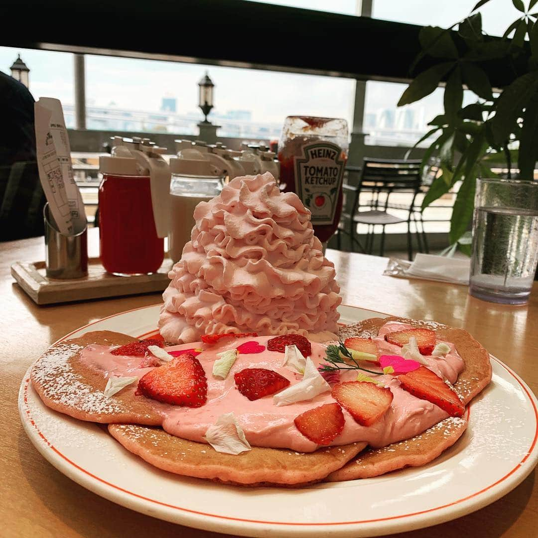 榎本温子さんのインスタグラム写真 - (榎本温子Instagram)「春のパンケーキ頂きました🌸イチゴと桜の香りたっぷり🍓🌸 そしてタピ活 #eggsnthings #パンケーキ #🍓 #🌸 #pancakes」4月2日 17時09分 - atsuko_bewe