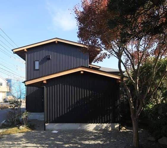 feve casaのインスタグラム：「神奈川県藤沢市に建つ家。まだ昔の風景の残る敷地に建つ夫婦と猫（将来的には子供）のための住宅。既存の植栽(ツバキ、モミジ、マキ等)を生かし、昔からの風景を壊さないことにも配慮している。設計：早田雄次郎建築設計事務所  住宅実例いっぱいありますのでサイトも見てください！ @feve_casa  #家づくり #建築家とつくる家 #設計事務所 #木造住宅 #外壁 #ねこ #fevecasa」