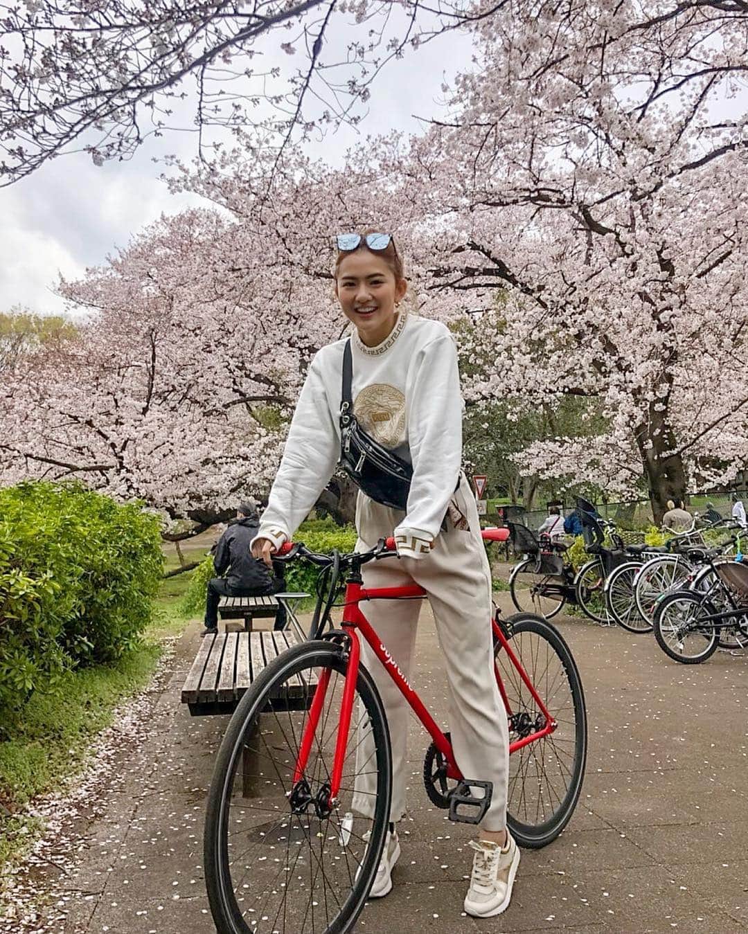 のインスタグラム：「Cherry Blossoms🌸🚴‍♀️🌈 桜は、儚いからこそ美しいですね…。☺️ なくならないでほしい。。。🥀 . #桜 #花見 #cherryblossom #サイクリング #ピストバイク #bicycle #red #cjd_karen #happy」