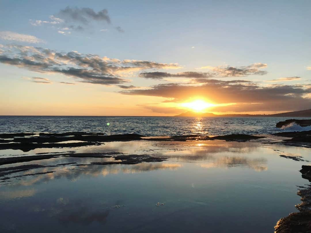 杉山由紀子さんのインスタグラム写真 - (杉山由紀子Instagram)「ここからの夕日もやばかった🌅 * 地球は広い🌏✨✨ * * #Hawaii #ハワイ #プライベート #ビーチ #誰もいない #海  #爽快 #ワイキキ #おすすめ #素敵 #sea #sky #love #flower #旅行 #リゾート #インスタ映え  #夕日 #sunset」4月2日 17時21分 - yukikosugiyama