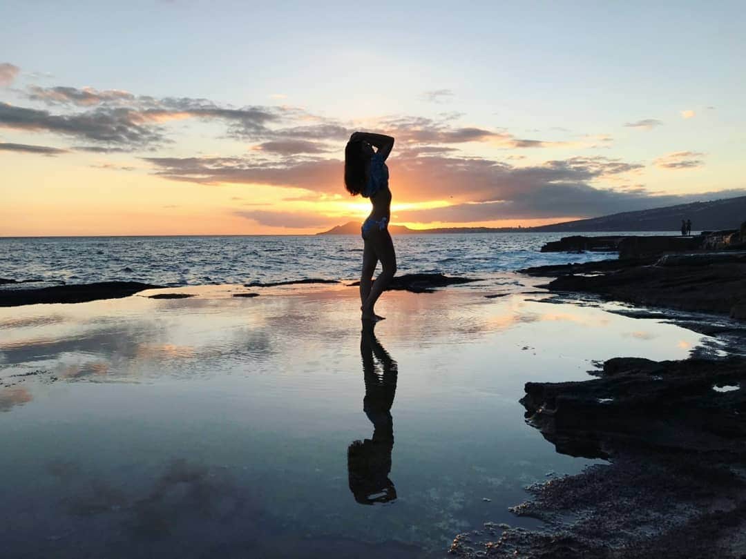 杉山由紀子のインスタグラム：「ここからの夕日もやばかった🌅 * 地球は広い🌏✨✨ * * #Hawaii #ハワイ #プライベート #ビーチ #誰もいない #海  #爽快 #ワイキキ #おすすめ #素敵 #sea #sky #love #flower #旅行 #リゾート #インスタ映え  #夕日 #sunset」