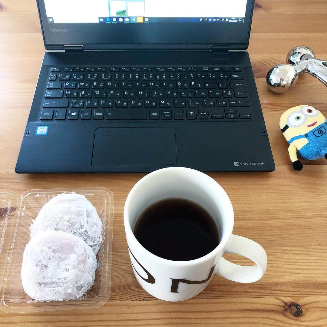 のインスタグラム：「おやつ。 3時のおやつって子供のイメージだけど 本当は大人がやるべきこと。 夕方前になると集中力切れませんか？ そこでチョコレートや糖分を摂取しないと逆効果です。 でも摂りすぎ注意。 私のおススメは #アーモンドチョコ  今日は大好きな大福さんですけどね。 1つ食べて、もう1つは明日の朝食べます。 朝にあんこ食べるのもおすすめです。 #塩大福 #豆塩大福 #粒あん #あんこ  #前までこしあん派だったけど #粒あんの方が身体にいいので #洋菓子 より #和菓子 が好き あ。でも #焼菓子 は愛してる #バタークッキー #ガレットクッキー  #フィナンシェ #よだれ」