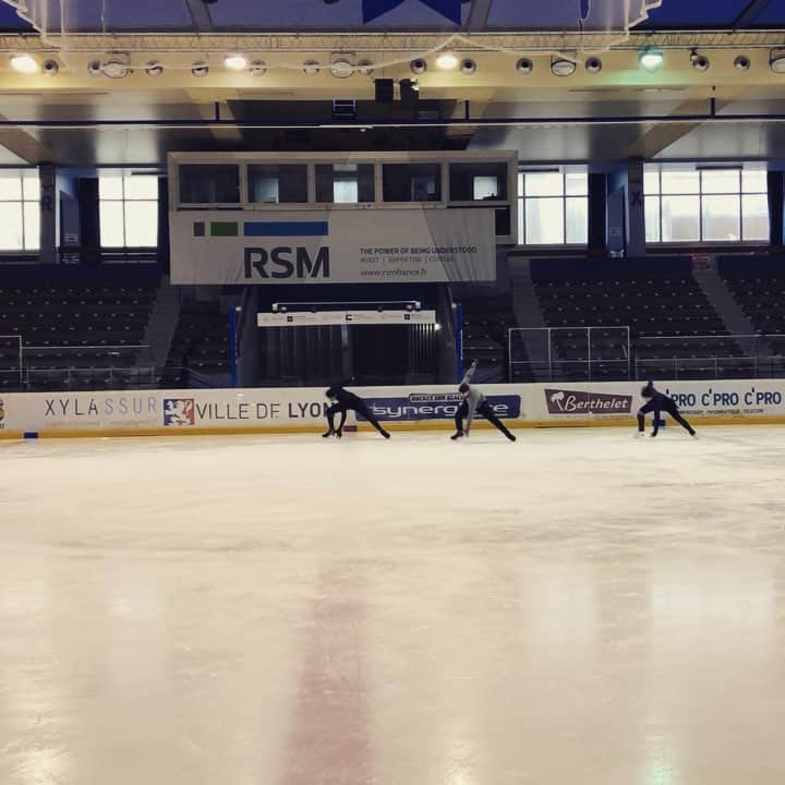 ニール・ブラウンのインスタグラム：「Messing around with choreography 🤣😅#funtimes #instamood #instavid #choreo #passion #dancing #singingintherain #fun #followme #instafollow #coach #coachinglife #icedance #gay #instagay #lyon #tapping」
