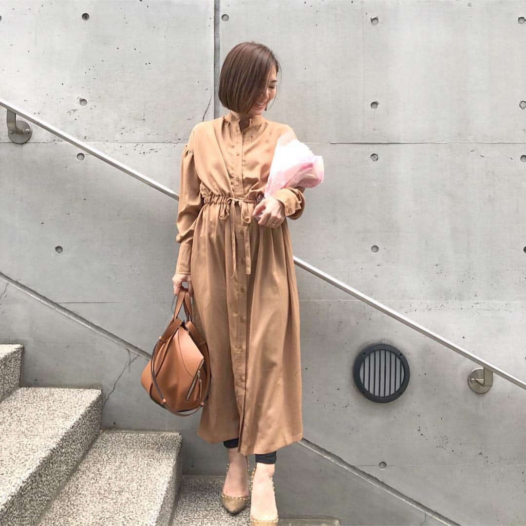 ur'sさんのインスタグラム写真 - (ur'sInstagram)「. . 【 style share 】 スタンドカラーシャツガウンワンピース 品番:BTXU0513 ¥4,990+tax . @ry.0123 様、素敵なコーディネートをありがとうございます！ スタンドカラーデザインがコーディネートを新鮮に引き立てます✨ 4/5(金)10:59まで店内全品に使える2BUY10%OFFクーポン配布中ですので 今ならお得にお買い求め頂けます❤️ . STYLE SHARE 募集中！ ハッシュタグは『#urs_styling』 素敵な着こなしは、紹介させて頂くことがあります。 . #urs_official #ユアーズ #レディース #fashion #コーディネート #ワンピース #ガウン #2way . . #Repost @ry.0123 ・・・ * 今日はお見舞いにとお花をいただいて 嬉しすぎてうるうる😭✨ しかも大好きな #ラナンキュラス  もうだいぶ良くなってきてるのに.. 感謝の気持ちでいっぱいになりました🌸 * ワンピースは @urs_official → スタンドカラーシャツガウンワンピース 名前のとおりガウンとして羽織にも使えるワンピース👗 2wayってやっぱり良い👌🏻 * * * #urs_official #urs_styling #fashion #code #coordinate #outfitoftheday #locari #denim #ユアーズ #ママコーデ #コーデ #コーディネート #カジュアル #花束 #プレゼント #花のある暮らし #ファッション #春コーデ #きょコ #デニムコーデ #カジュアルコーデ」4月2日 17時25分 - urs_official