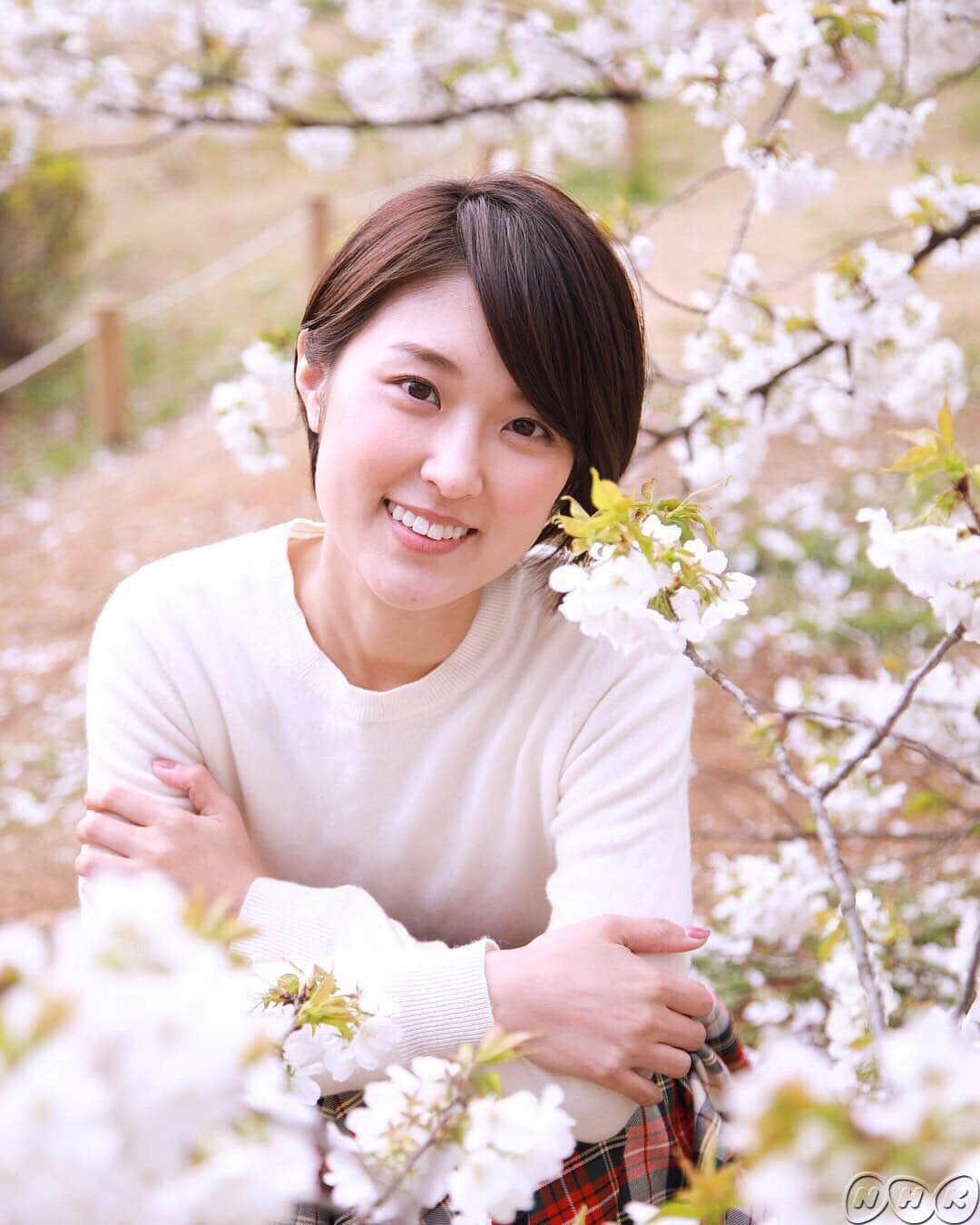 あさイチさんのインスタグラム写真 - (あさイチInstagram)「春らしい写真を撮りたいと、近江アナをお花見に連れ出しました‼️たまには映えた写真撮りたいんです。。。byスタッフ #ブラオウミ #お花見 #散歩 #桜 #cherryblossom #🚶‍♀️#ランチ #春 #スタッフの本気 #いつもスタジオばかりなので #近江友里恵 アナ #nhk #あさイチ #8時15分から」4月2日 17時26分 - nhk_asaichi