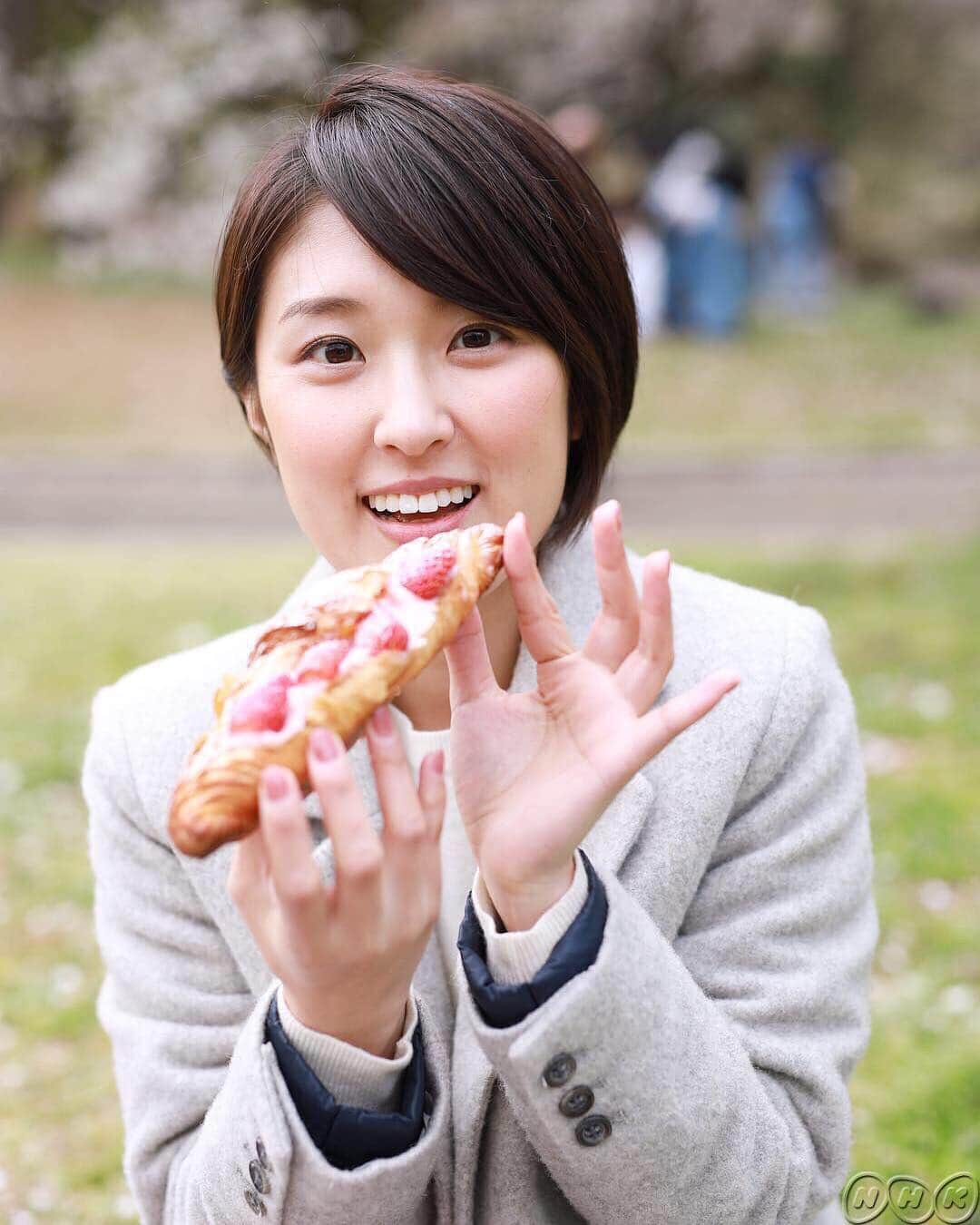 あさイチさんのインスタグラム写真 - (あさイチInstagram)「春らしい写真を撮りたいと、近江アナをお花見に連れ出しました‼️たまには映えた写真撮りたいんです。。。byスタッフ #ブラオウミ #お花見 #散歩 #桜 #cherryblossom #🚶‍♀️#ランチ #春 #スタッフの本気 #いつもスタジオばかりなので #近江友里恵 アナ #nhk #あさイチ #8時15分から」4月2日 17時26分 - nhk_asaichi