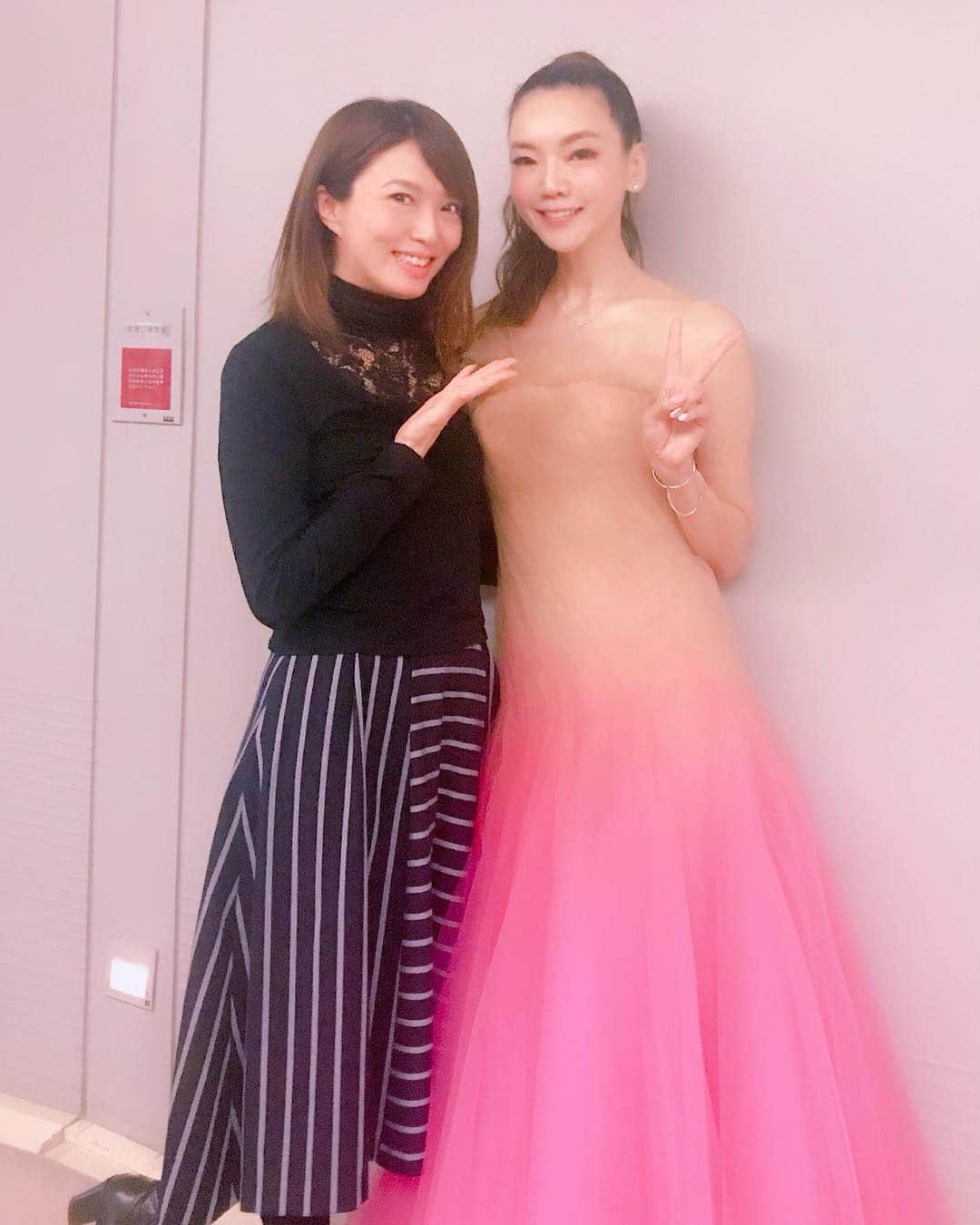 蓮城まことさんのインスタグラム写真 - (蓮城まことInstagram)「☆ 先日、フランク・ワイルドホーンさんのコンサートに行ってきました✨ 素晴らしかった😆 ワイルドホーンさんの音楽は どの曲も大好きだなと実感☺️ 特に先日のyumiさんのコンサートで デュエットさせて頂いた 『It's a dangerous game』を聴けて 嬉しかったです！ 『ジキルとハイド』の曲は特に好き😍 たかこさんは美しくて神々しくて… 本当に素晴らしかったです✨✨ やっぱりミュージカルも好き😊 #フランクワイルドホーン さん #コンサート #和央ようか さん #たかこ さん #美 #憧れ #またご一緒出来るように頑張ります」4月2日 17時30分 - makotorenjo_king_official