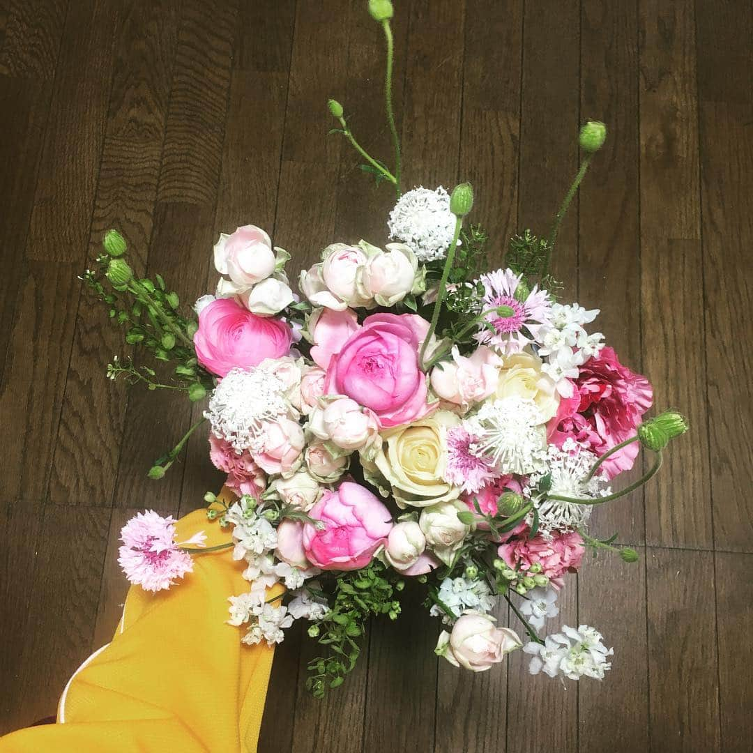 瀬戸かほさんのインスタグラム写真 - (瀬戸かほInstagram)「おめでとうの花束にありがとうございますの気持ちです  #瀬戸かほ花記録」4月2日 17時35分 - kahoseto06