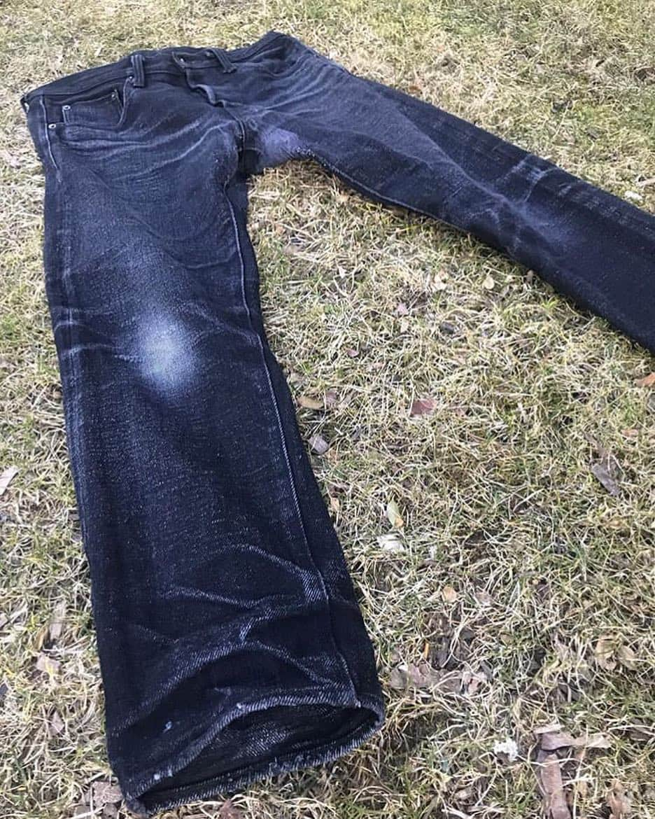 Denimioさんのインスタグラム写真 - (DenimioInstagram)「The black #secretdenim from #onidenim has quite the fading potential! It's sold out but we recommend the AIZUMI x black secret denim just as much! @mikelukaczyn」4月2日 17時36分 - denimio_shop