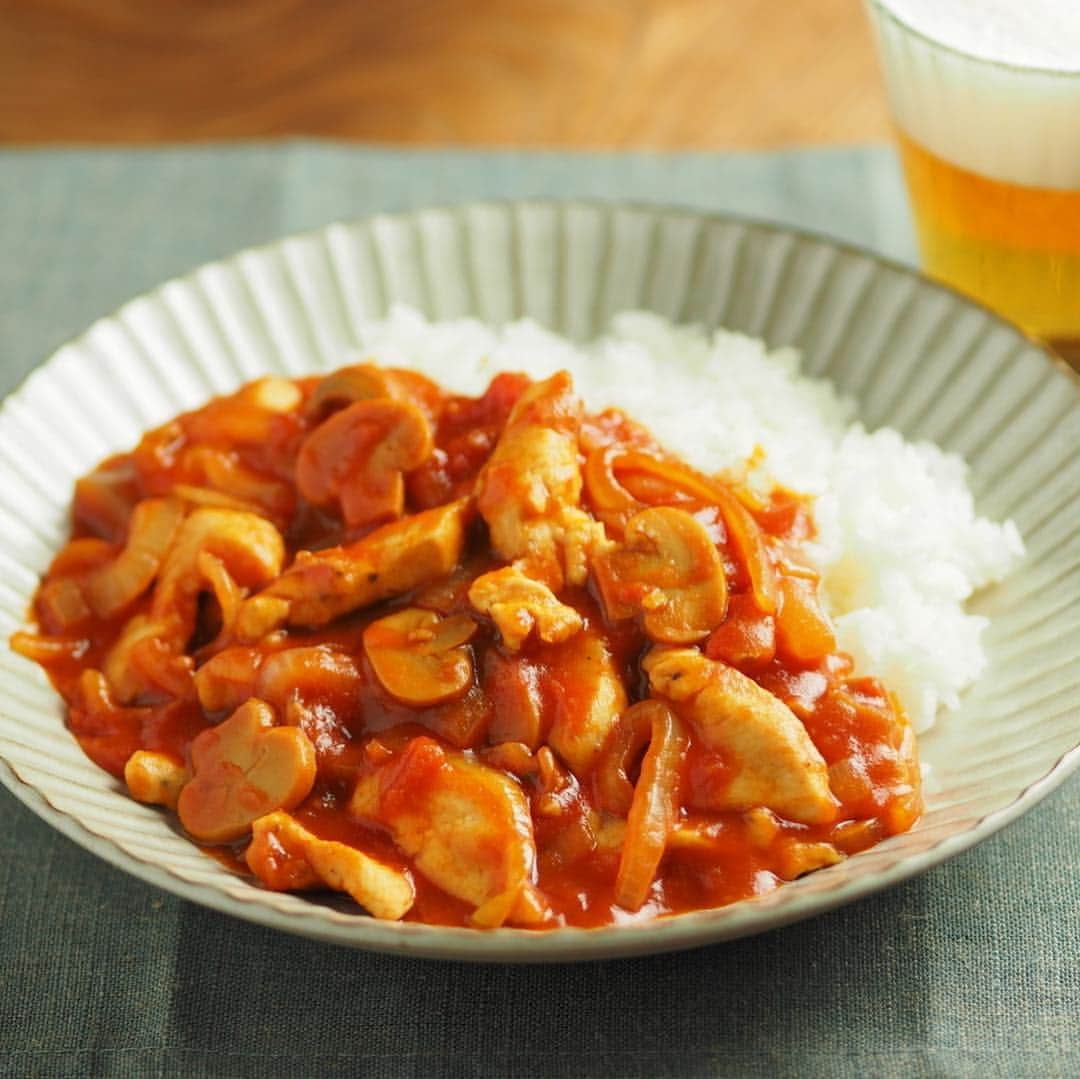 のインスタグラム：「自炊デビューにおすすめ。トマト缶で簡単！白ご飯がお腹いっぱい食べられる🍅🍚パンメニューにアレンジしても楽しめる🍞  男は黙って「ハヤシライス」。鶏むね肉とトマト缶、フライパンでコスパよく作ってみた【筋肉料理人】  https://www.hotpepper.jp/mesitsu/entry/kinniku/19-00060  #mesitsu #メシ通 #グルメ #トマト缶 #鶏むね肉 #ハヤシライス #筋肉料理人 #佐賀 #tomato #chicken #easy #delicious #recipe #recipeblog #kazuofujiyoshi #saga #japan」
