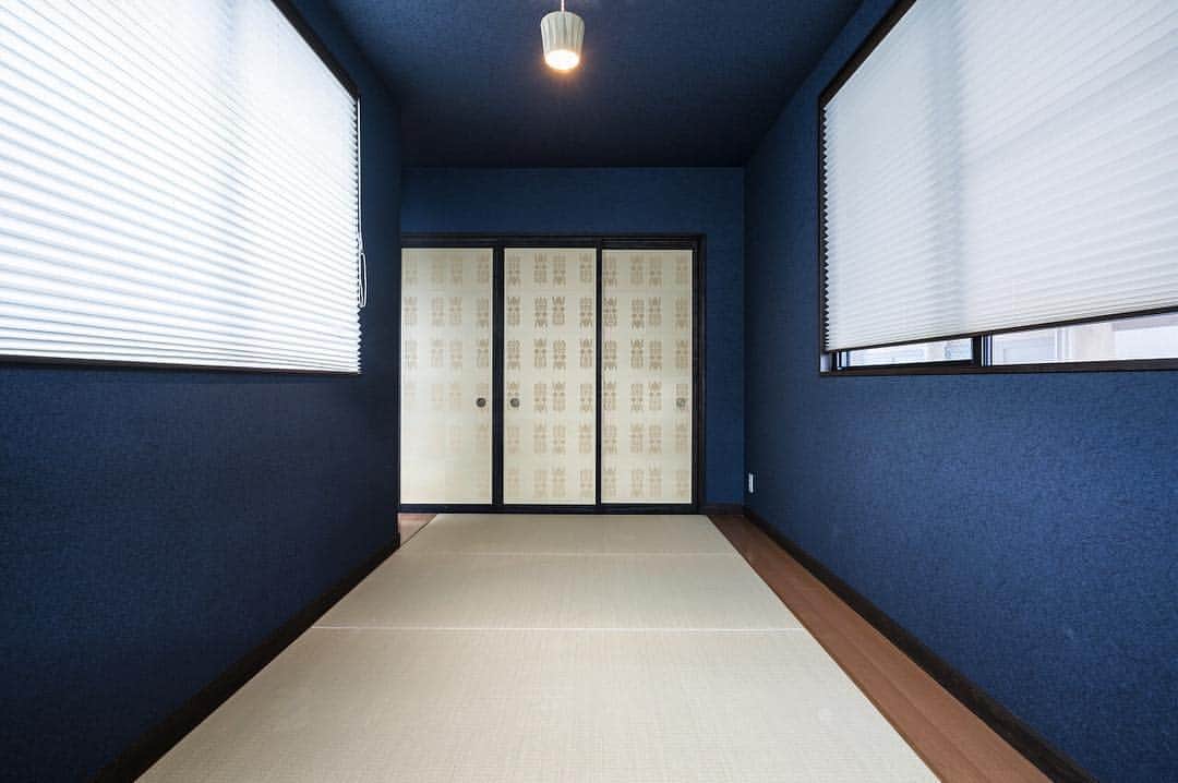 パパママハウスさんのインスタグラム写真 - (パパママハウスInstagram)「和室の建具は、オーナー様が実際に京都まで足を運んで選ばれたもの。 真鍮の照明は、光の陰影がたまりません。 ㅤㅤㅤㅤㅤㅤㅤㅤㅤㅤㅤㅤㅤ ㅤㅤㅤㅤㅤㅤㅤㅤㅤㅤㅤㅤㅤ #施工事例  #リノベーション住宅  #大好きな暮らしを  #デザインする暮らし  ㅤㅤㅤㅤㅤㅤㅤㅤㅤㅤㅤㅤㅤ －－－－－－－－－－－－－－－－－－－－ ㅤㅤㅤㅤㅤㅤㅤㅤㅤㅤㅤㅤㅤ 理想の家をかたちにしてみよう！ ㅤㅤㅤㅤㅤㅤㅤㅤㅤㅤㅤㅤㅤ －－－－－－－－－－－－－－－－－－－－ ㅤㅤㅤㅤㅤㅤㅤㅤㅤㅤㅤㅤㅤ #パパママハウス #papamamanhouse  #住宅 #注文住宅 #一戸建て #住宅デザイン #店舗併用住宅 #愛知 #名古屋 #インテリアコーディネート #リノベーション #リノベ #ハウスデザイン #家づくり計画 #マイホーム作り #家づくり  #大正ロマン #北欧テイスト #和洋折衷 #和室 #ブラインド #建具 #畳 #真鍮照明 #真鍮 #クロス」4月2日 17時41分 - papamamanhouse