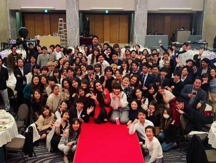 株式会社サイバー・バズさんのインスタグラム写真 - (株式会社サイバー・バズInstagram)「🌟全社総会＆入社式を行いました🌟 2019年上半期の総会と2019年度新卒の入社式を行いました！ ・ 1枚目→社長より下半期のスローガン発表✨今回のスローガンは「＋1」です！クオリティや顧客満足度、ユーザー満足度を上げるために通常業務にプラスワンできることはないのか、1度立ち止まって考えてみよう！というメッセージが込められています✨ ・ 2枚目→2019年度新卒！入社おめでとうございます🌸 ・ 3枚目→スペシャルゲストと全員でパシャリ📸 ・ 4枚目→総会の司会！今回は初めての3名体制でとても華やかでした👗 ・ 5枚目→半期MVP受賞者のみなさん👑おめでとうございます！！ ・ 下半期も頑張りましょう✊🌟 #サイバーバズ  #広告 #広告代理店 #pr #インフルエンサー #マーケティング #インフルエンサーマーケティング #ベンチャー企業 #新卒採用 #就活 #就職活動 #19卒  #20卒 #内定者 #内定者アルバイト #インターン #businessman #東京 #渋谷 #tokyo #shibuya」4月2日 17時42分 - cyberbuzz_style