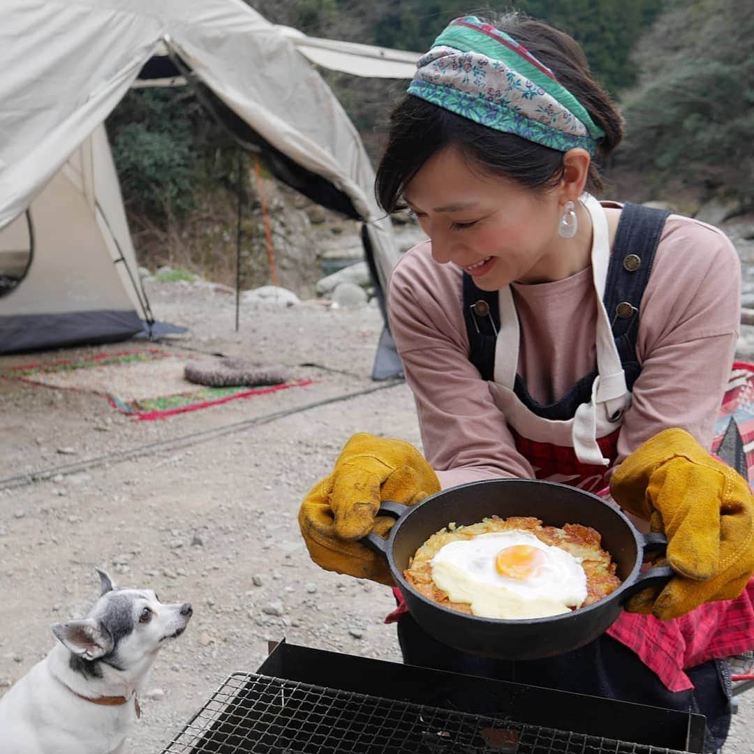 芳美リンさんのインスタグラム写真 - (芳美リンInstagram)「皆様にご報告とお願い☺　 このたび、  スイスデリスアンバサダーファイナリストに選出していただきました！  皆様にお願いが、、 公式アカウント @swissdelice_jp  に掲載されている、 私の写真にポチッといいねをお願いします！  投票に参加してくださった方には、抽選でプレゼントが当たるチャンスだそうです☺  いいねの数でアンバサダーが選出される投票です！ こういう投票系は参加するのすごく久しぶりでドキドキ。  いつも見てくださる皆様に感謝です☺  スイスデリスアンバサダーになったら✨  イベント等で学んだスイスの情報をもとに、  日本の自然の中で、スイスの食文化を楽しめるような、アウトドアメニューをマスターして、キャンプ中に楽しみたいです！ キャンプの中でスイスを感じられるような、空間作りをして、 その様子を皆様と共有して、楽しんでもらいたいです✨ スイスと日本の文化の融合、交流のかけはしになりたいです☺  May I ask you a faver? Please press like to my Pic at @swissdelice_jp　♥  So l can be a Swissdelice ambassador. I would like to learn and share Swiss culture through Outdoor☺  何卒、よろしくお願いいたします✨ #スイスデリスアンバサダーファイナリスト #おいしい時間をスイスから #スイスデリス #swissdelice #ロスティ  #キャンプ#アウトドア女子#アウトドアでロスティ」4月2日 17時43分 - lynn.lynn5