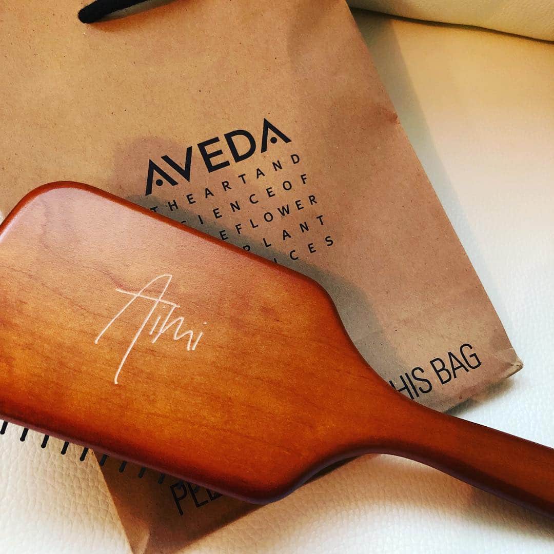 のインスタグラム：「ちせちゃんにもらった #birthdaypresent 🎁💕 #aveda の名前入りヘアブラシ😍 嬉しいーーー😆‼️‼️ #ありがとう 😆❤️ #誕生日プレゼント #美容アンチエイジング専門医 #黒田愛美」