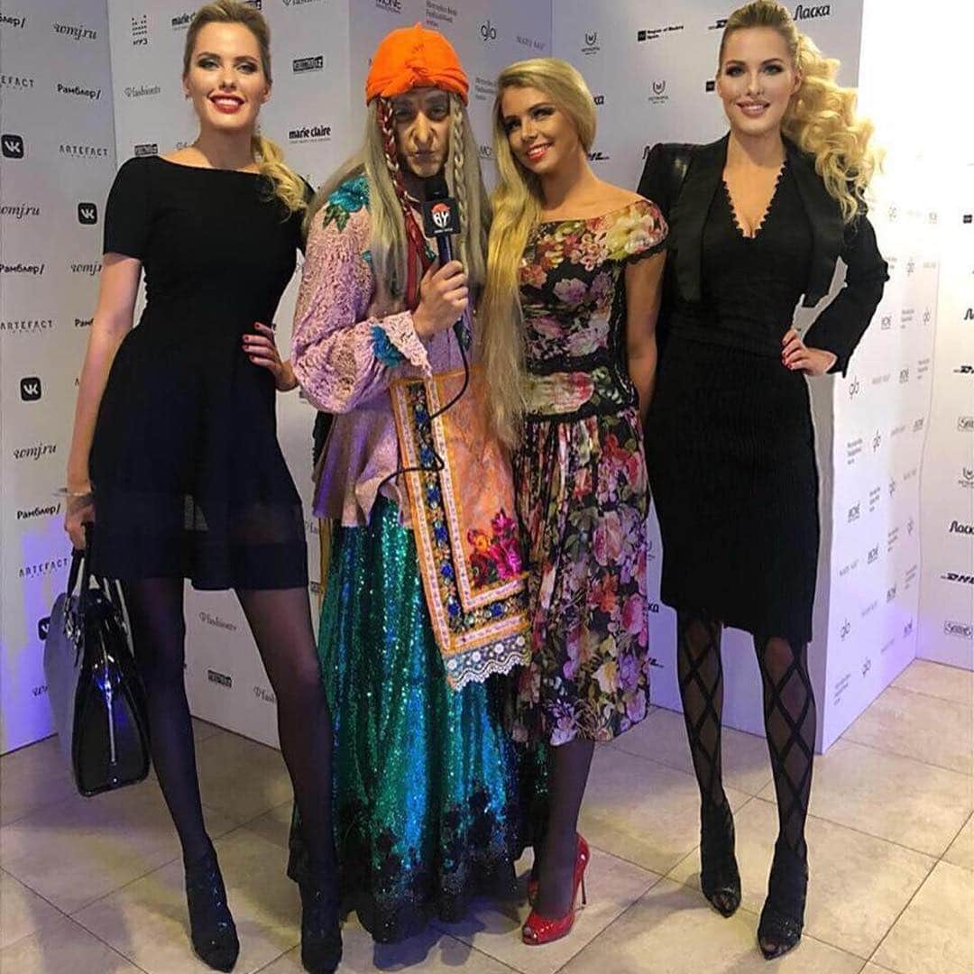 Kristina Kots Gotlibさんのインスタグラム写真 - (Kristina Kots GotlibInstagram)「А мы на показе у Оксаны Федоровой Мерседес Fashion Week )) #queens #близняшкикороль #кристинакоцготлиб #оксанафедорова #миссвселенная #fashionweek #mercedesfashionweek」4月3日 4時37分 - kristinakotsgotlib