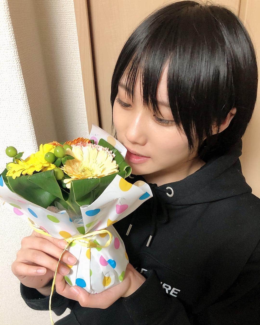 城恵理子さんのインスタグラム写真 - (城恵理子Instagram)「. . . 長年お世話になりました . . 各ラジオ局の スタッフさんから お花束を頂きました . . こんなに可愛くて綺麗なお花束 を頂けるなんて…… . 嬉しいです . . ありがとうございます . . 本当に本当に今まで お世話になりました🤝 .」4月3日 3時13分 - eriko_jo1127