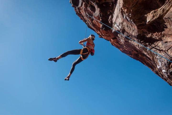 マウンテンハードウェアのインスタグラム：「Boink (verb) \ bȯiŋk \ boinked; boinking; boinks: A technique for working up steep routes in which the climber kicks their feet toward their head, swinging into a pull-up in one motion and releasing at their high point. If performed properly, the belayer takes the slack at the exact moment that the climber releases the rope, springing them upward. Used in a sentence: "This is why I don't do overhangs⏤I hate boinking."; "Yeah, I fell at the crux, but I just boinked back up there and finished it."; "Do you even boink, bro?"」