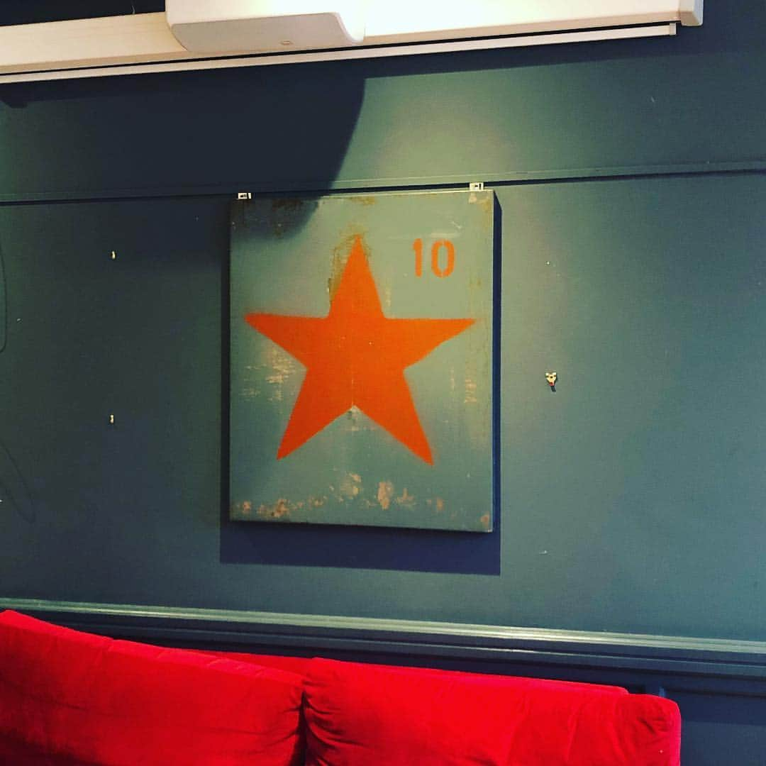 布袋寅泰さんのインスタグラム写真 - (布袋寅泰Instagram)「こんなシンプルなアートもいいね。#art #london #redstar」4月3日 3時25分 - hotei_official